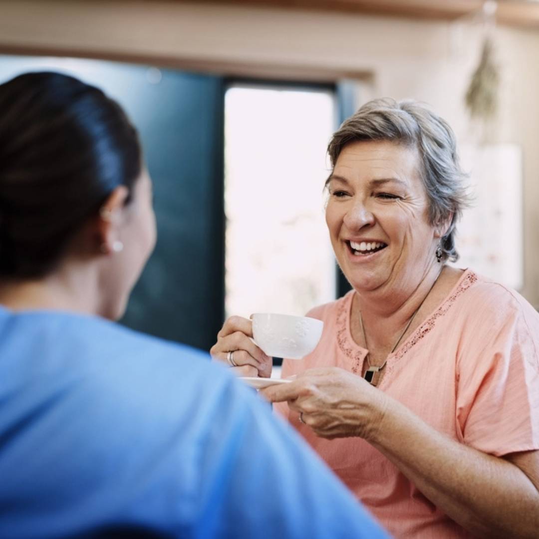 Ältere Dame trinkt Kaffee